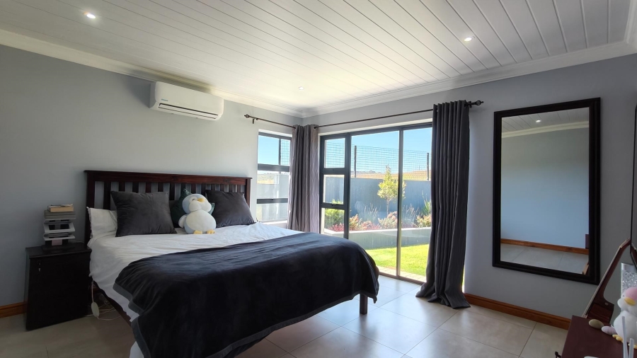 4 Bedroom Property for Sale in Outeniquasbosch Western Cape